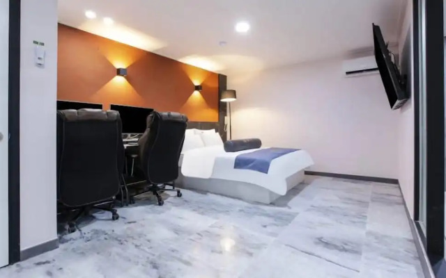 On & Off Hotel