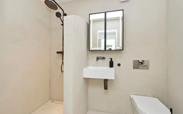 Luxury Designer Flat in Putney by Underthedoormat