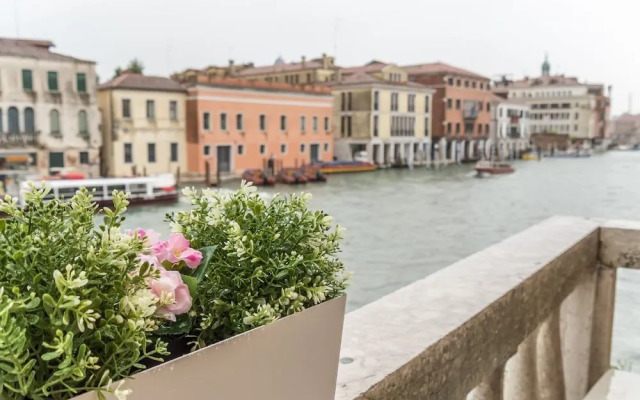 Luxury Apartment On Grand Canal