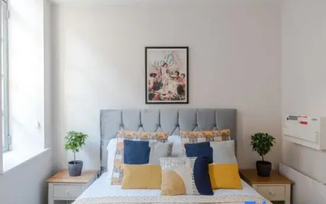 The Eyre Suite Seven - Farringdon - by Frankie