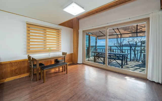 Yeongheungdo Rainbow Ocean View Pension