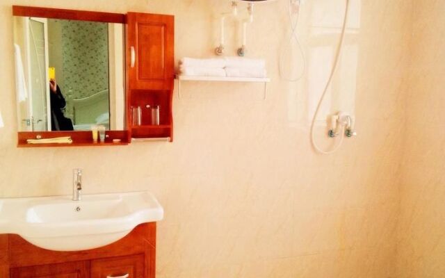 Longbai Business Hotel