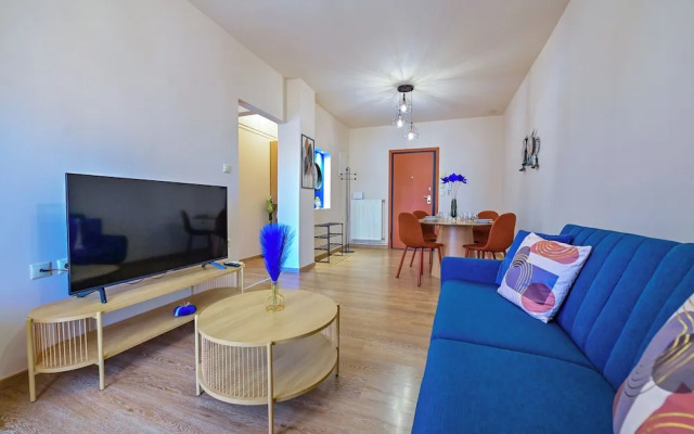 Royal Blue Central House by Checkin