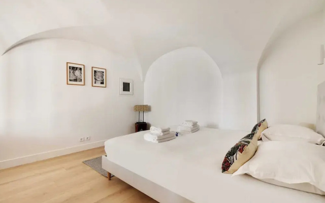 Authentic Apartment - 2br/4p - Monnaie