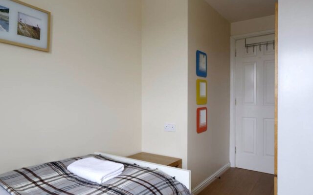 2 Bedroom Apartment off Leith Walk Sleeps 5