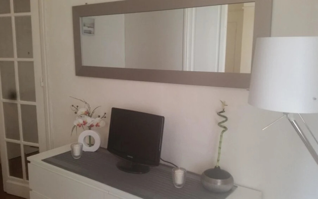 Bright & Modern One-bedroom Apartment With in Paris, Near Sacre Coeur /