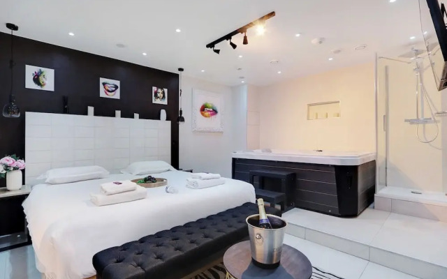 Intimate Flat w/ A/C & Jacuzzi - 2br/6p Montmartre