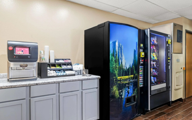 Super 8 by Wyndham La Crosse