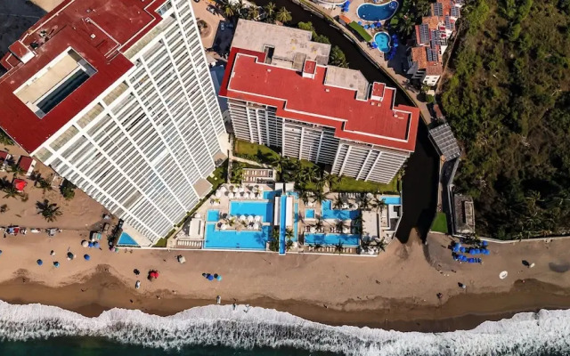Oceanfront 1BR with Balcony & Pool