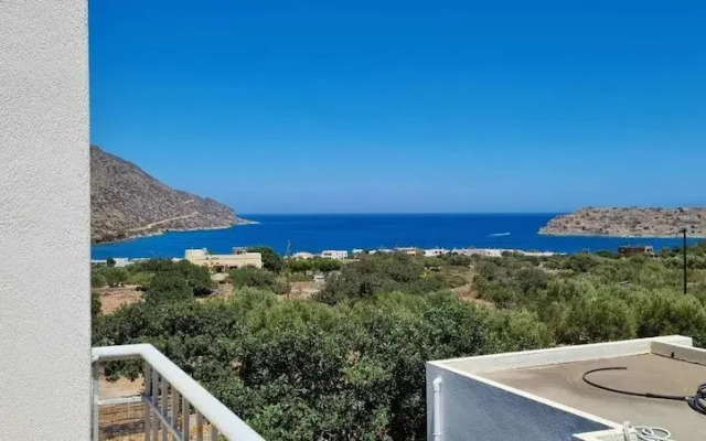 Plaka-sleeps4-parking-pool-hottub-seaviews