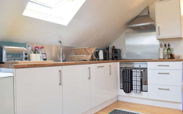 Modern 2 Bedroom Maisonette