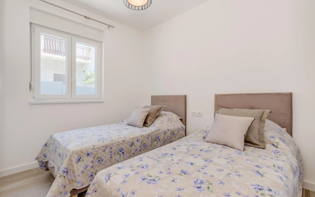 NEW apartment with POOL near center WITH 2 PARKING