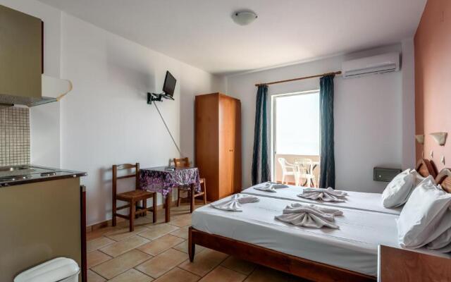 Studio5 30 metres from THE Sea 'NEW LISTING'