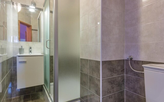 Stunning Home in Fazana With Wifi and 5 Bedrooms