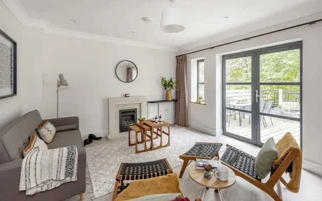 Riverside Home with Private Parking