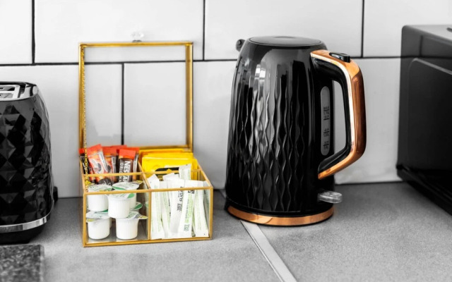 Bright Modern Home Near Birmingham