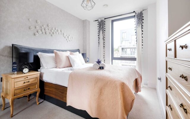 Rosy and Cosy West London Apartment