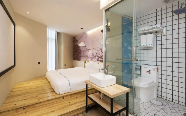 Happy month luxury luxury Inn Changsha BYD store