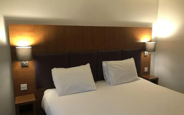 OYO Bluemont Hotel