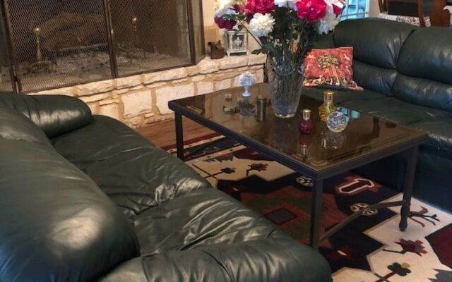 Twelve Oaks Hill Country Inn