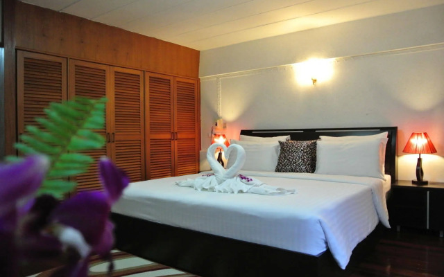 Karon Sunshine Guesthouse & Bar