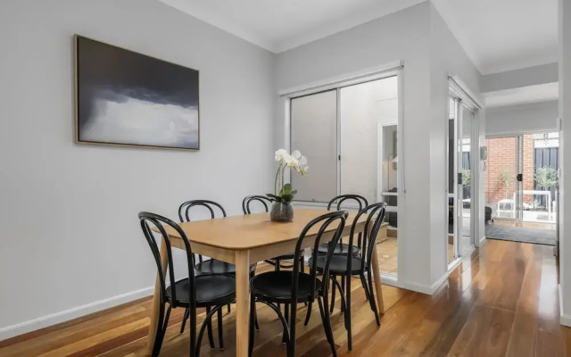 Elegant 3-bed Townhouse in Leafy Kensington