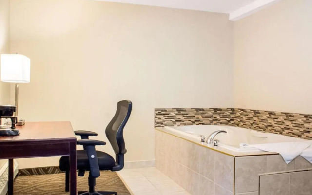 Econo Lodge & Suites