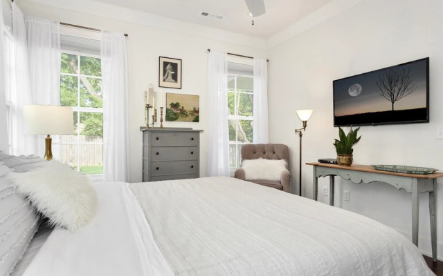 The SoFay Farmhouse - 1 Mile From U of A - Luxury Amenities