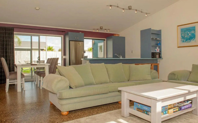 Sands Beach House - Matarangi Holiday Home