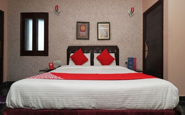 OYO 28336 Hotel Girish