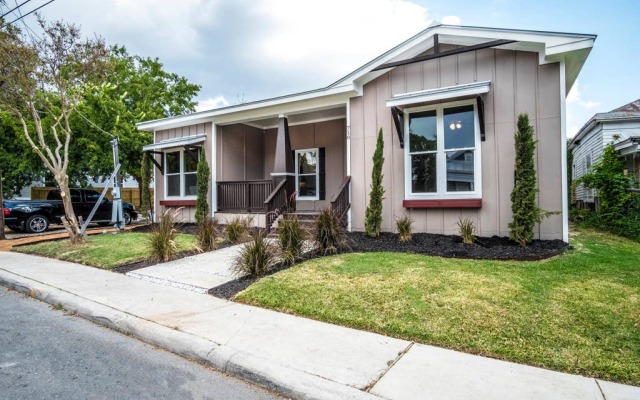 Beautiful Guest House on New Built Home Near Downtown