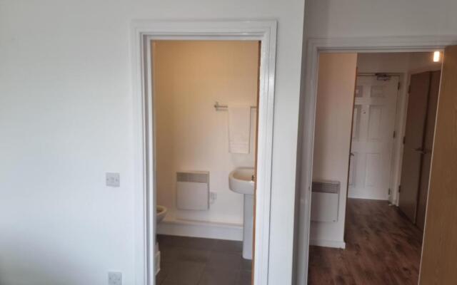 Impeccable 2 Bed Apartment In Salford