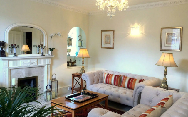 Muntham Holiday Apartments & Town House