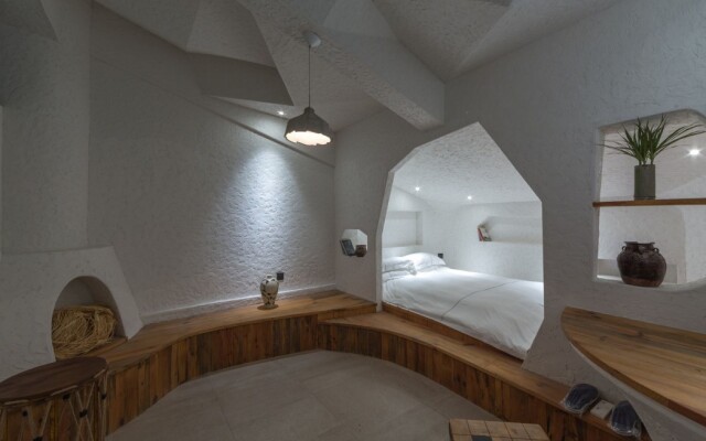 Eaves Art Hotel