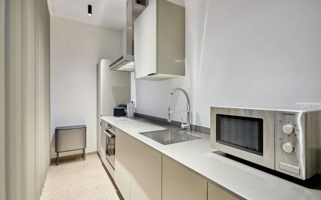 Superb Parisian Apartment / Pere Lachaise
