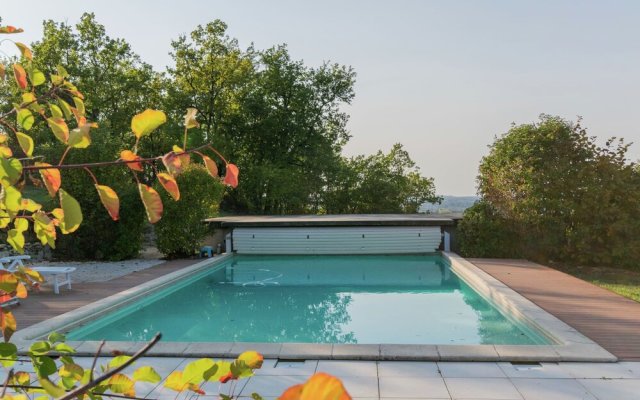 Beautiful Holiday Home in Mauroux with Swimming Pool