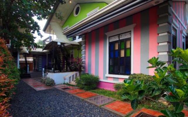 Purple Fountain Inn & Hostel