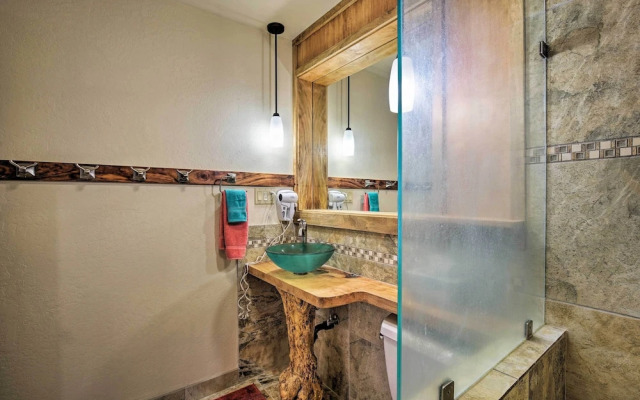 Kona Condo w/ View, Walk to Beach & Restaurants