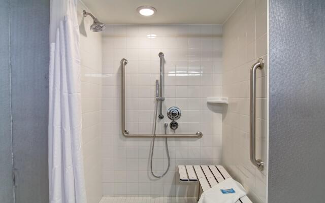 Holiday Inn Express & Suites Oshawa Downtown - Toronto Area by IHG