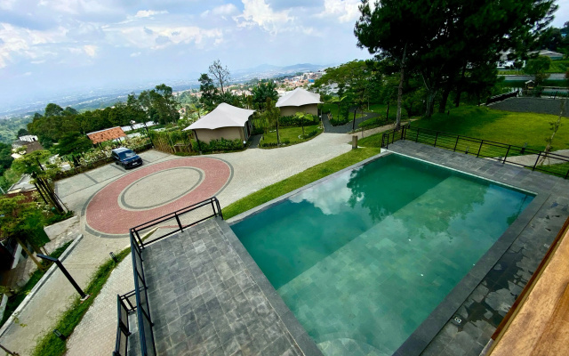 Tebing View Glamping Azana Hotels Collection – Pool – Parompong