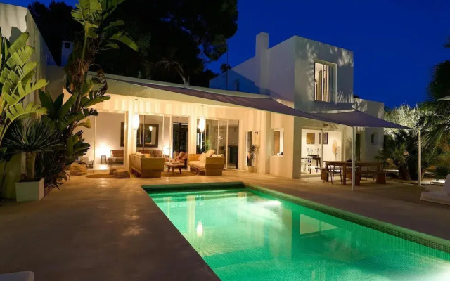 Lavish Villa Near Cala Llonga
