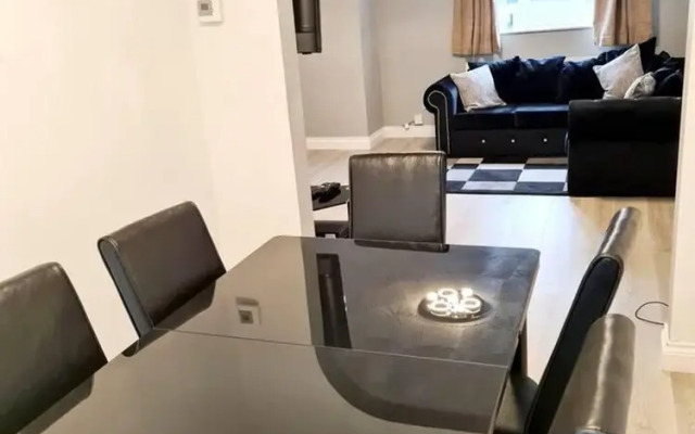 Modern & Spacious - Walk to London Excel- Parking