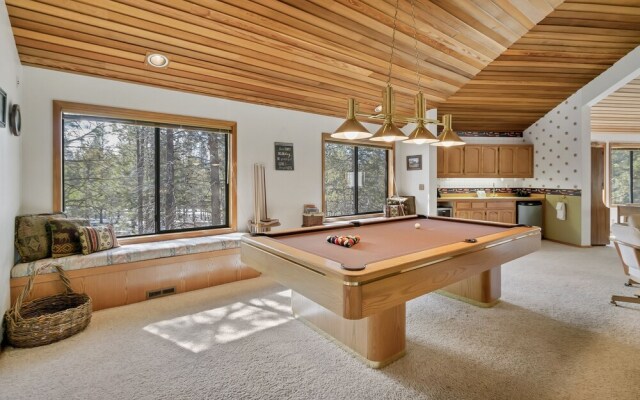 8 Crag Home with Private Indoor Hot Tub, Bike is Provided for Outdoor Activities by RedAwning