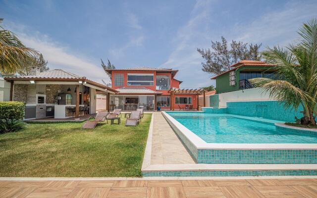 Casa Moderna com Quatro Suítes no Canal da Marina