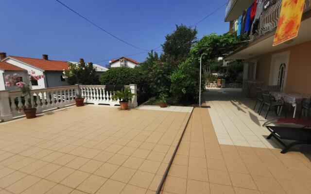 Apartments with a parking space Novi Vinodolski - 18855