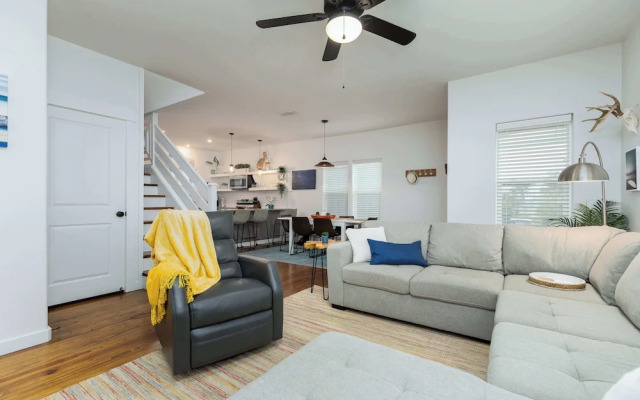 Comfy 3bdr Right in Town Sleeps 10