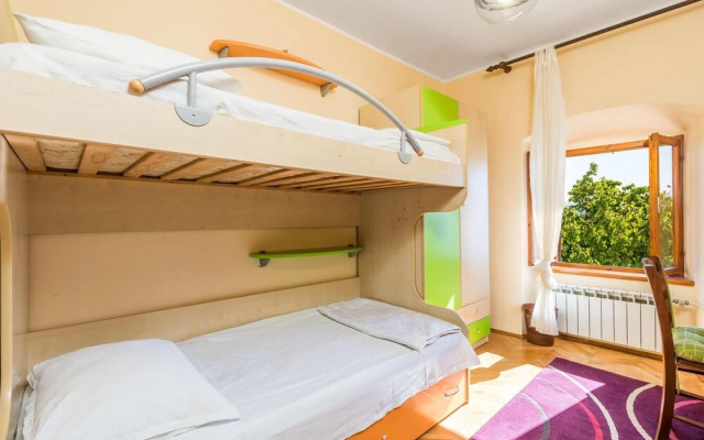 Stunning Home in Ika With 4 Bedrooms and Wifi