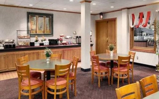 海斯大使酒店及会议中心(Hays Ambassador Hotel & Conference Center)