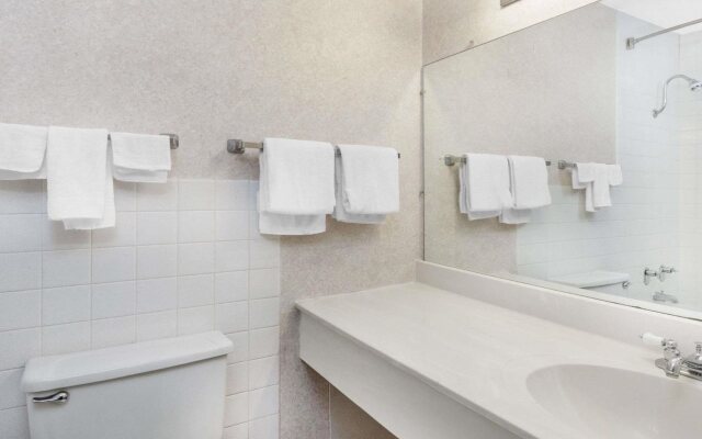 Napoleon Inn & Suits