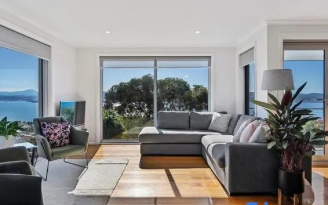 Nicolas Escape panoramic views luxury and space